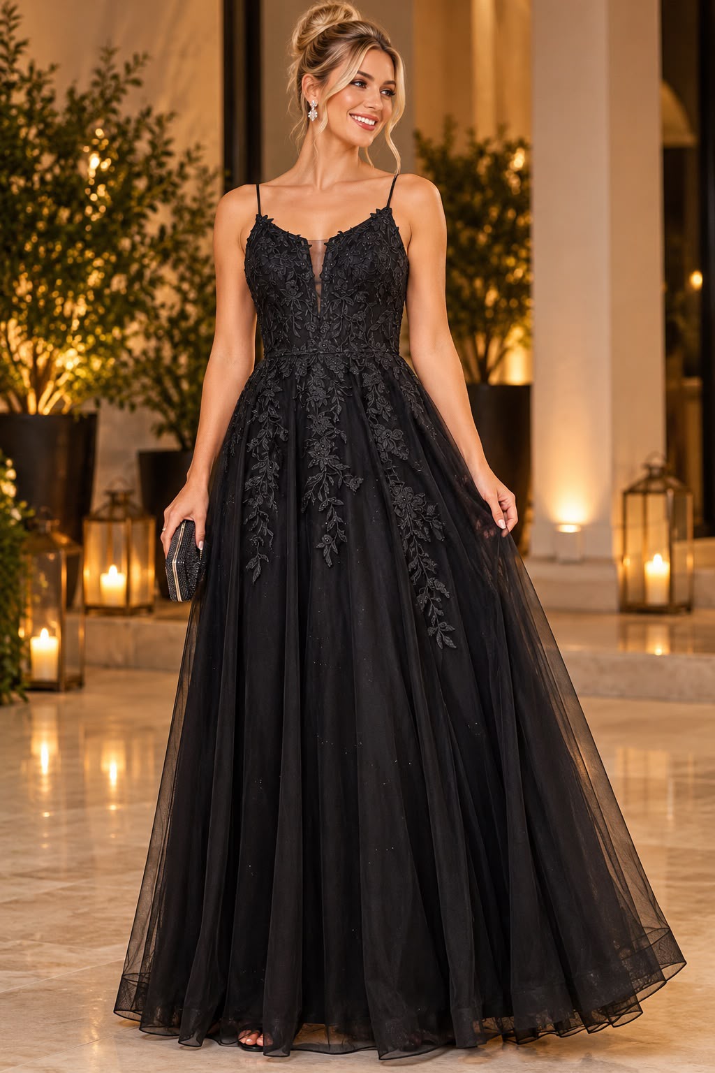 Mulher usando vestido de festa longo em tom champanhe na boutique SHELY